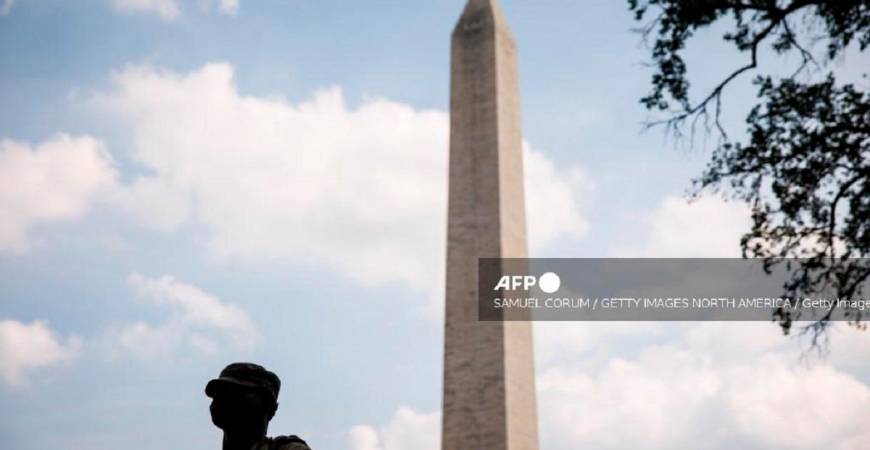 Members of the D.C. National Guard are positioned along Constitution Avenue near the White House and Washington Monument on August 17, 2025 in Washington, DC. - Samuel Corum/Getty Images/AFP