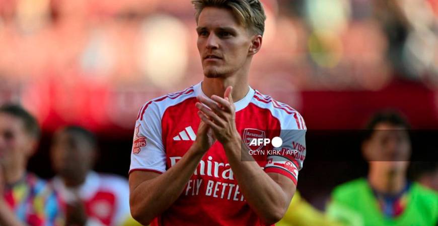 Arsenal's Norwegian midfielder #08 Martin Odegaard applauds the fans following the pre-season friendly football match between Arsenal and Athletic Bilbao at the Emirates Stadium in London on August 9, 2025. - AFPPIX
