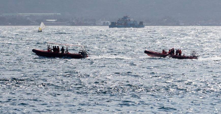 Anggota pasukan penyelamat Indonesia belayar dengan bot kecil semasa operasi mencari penumpang yang hilang, selepas feri KMP Tunu Pratama Jaya yang membawa 65 orang karam berhampiran pulau Bali, Indonesia, pada 3 Julai 2025. - Reuters