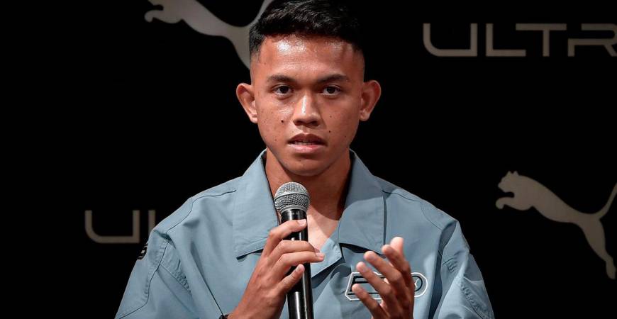 Pemain bola sepak negara, Arif Aiman Mohd Hanapi bercakap pada sidang media selepas Majlis Menandatangani Perjanjian Rasmi Duta Bola Sepak Terbaharu PUMA di PUMA Store Sunway Pyramid hari ini. - fotoBERNAMA