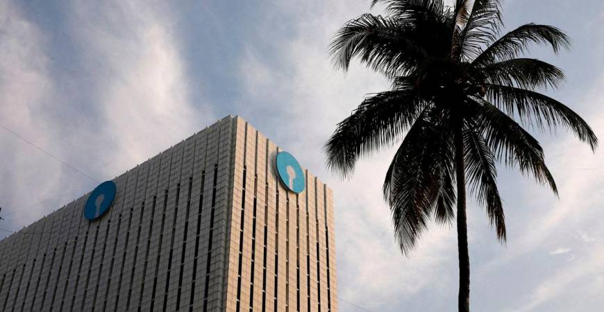 FILE PHOTO: FILE PHOTO: The logo of State Bank of India (SBI) is seen on the facade of its headquarters in Mumbai, India, April 12, 2023. REUTERS/Niharika Kulkarni/File Photo/File Photo