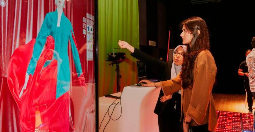 A participant at the launch designing an outfit with Style-3D software, incorporating a mix of traditional and modern styling