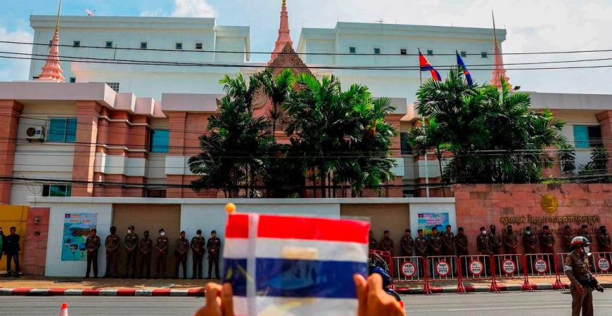 FILE PHOTO: A royalist activist holds a Thai flag as he protests in front of the Royal Embassy of Cambodia, following a recent clash at the Thailand-Cambodia border on May 28, 2025, in Bangkok, Thailand, June 6, 2025. REUTERS