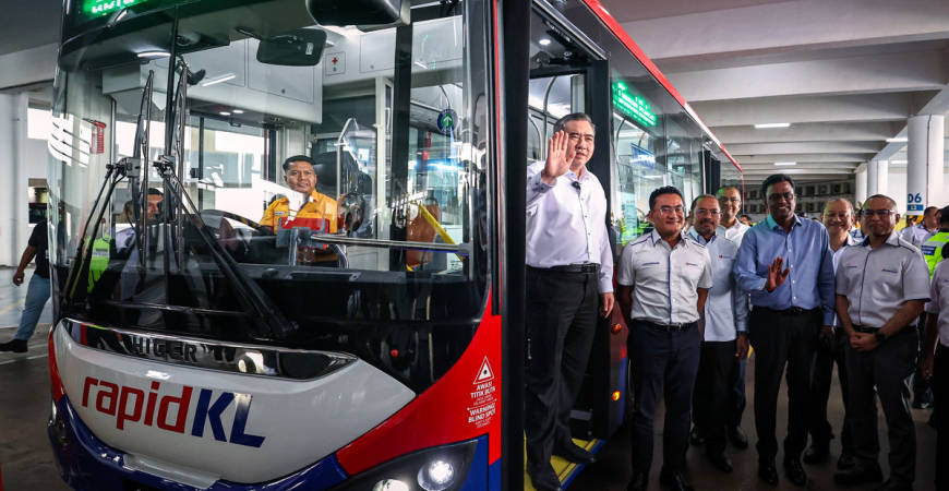 Transport Minister Anthony Loke (left), together with the President and Chief Executive Officer of Prasarana Group, Mohd Azharuddin Mat Sah (second from left), at the launch event for the new Rapid KL and Rapid Penang Diesel Buses at the Batu Caves Rapid Bus Complex today. - BERNAMA