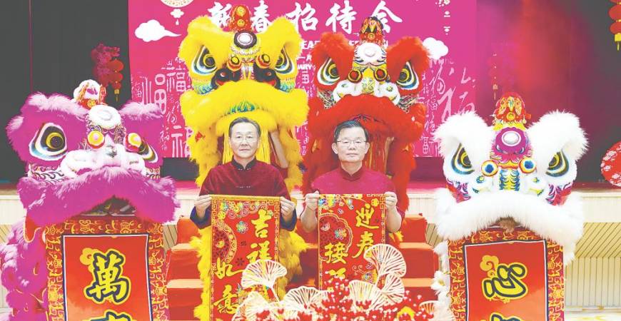 Zhou (left) and Chow at the reception. – Courtesy pic by Consulate-General of China