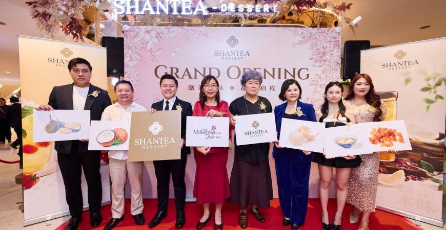 From left to right: Franchise Advisor George Tan; Datuk Seri Leow Fong Kam; Managing Director of SHANTEA Dessert Nevinn Leow; Seputeh Member of Parliament Teresa Kok; Chief Executive Officer of Mid Valley City Rennie Lee; Datin Seri Datuk Macinndhia Teh Kim Hong; Director of SHANTEA Dessert Sonia Leow; and Mandisa Tan.