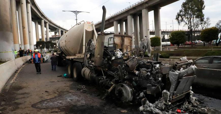 Seorang lelaki berjalan di sebelah rangka hangus sebuah treler, salah satu daripada kenderaan yang rosak dalam letupan tangki gas di Avenida Ignacio Zaragoza, di mana beberapa individu mengalami kecederaan melecur selepas tangki tersebut terbalik, di Mexico City, Mexico, 10 September 2025. REUTERS/Quetzalli Blanco