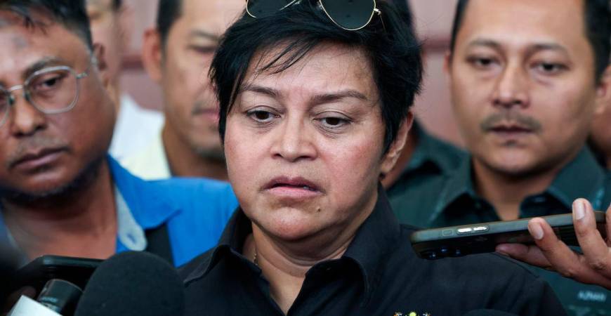 Menteri di Jabatan Perdana Menteri (Undang-undang dan Reformasi Institusi), Datuk Seri Azalina Othman Said ketika ditemui pemberita selepas hadir pada Majlis Penyerahan Projek Mahkamah Pengerang Johor di Mahkamah Pengerang Johor hari ini. - fotoBERNAMA