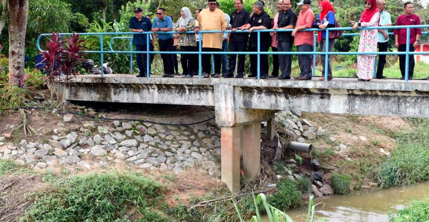 Ketua Menteri Melaka Datuk Seri Ab Rauf Yusoh (empat, kiri) meninjau Sungai Bemban di Kampung Lubok Kasau sempena Program Wakil Rakyat Untuk Rakyat (WRUR) Dewan Undangan Negeri Bemban di sini hari ini. - fotoBERNAMA
