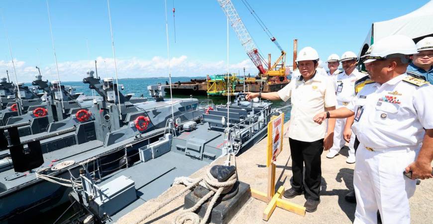 Timbalan Menteri Kerja Raya Datuk Seri Ahmad Maslan (kiri) mendengar penerangan mengenai projek pembinaan jeti Marwilla 2 daripada Timbalan Panglima Wilayah Laut 2 Laksamana Pertama Ivan Mario Andrew (kanan) sewaktu melawat projek pembinaan jeti itu hari ini - BERNAMA