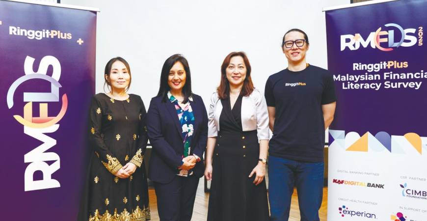 Rafiza (second from left) and Yuen (fourth from left) at the event.