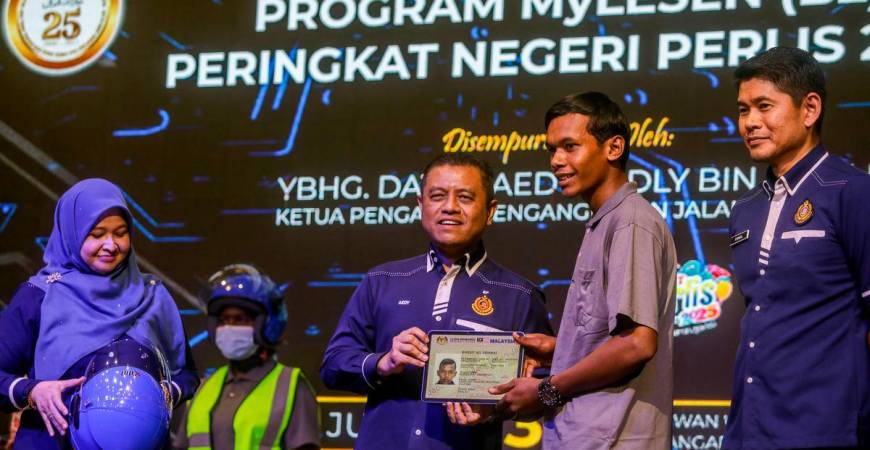 Ketua Pengarah Pengangkutan Jalan Malaysia, Datuk Aedy Fadly Ramli (tiga, kiri) menyerahkan lesen pandu uji simbolik kepada Khosit Sommai (empat, kiri) pada Majlis Penyerahan Lesen Memandu Program MyLesen (B2) peringkat negeri Perlis di Dewan Warisan, Kangar, Mei 30 di Kangar.