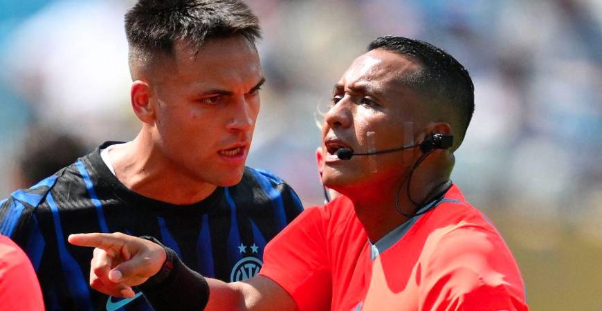 Inter Milan's Argentine forward #10 Lautaro Martinez argues with Salvadoran referee Ivan Barton during the FIFA Club World Cup 2025 round of 16 football match between Italy's Inter Milan and Brazil's Fluminense at the Bank of America Stadium in Charlotte on June 30, 2025. - AFPPIX