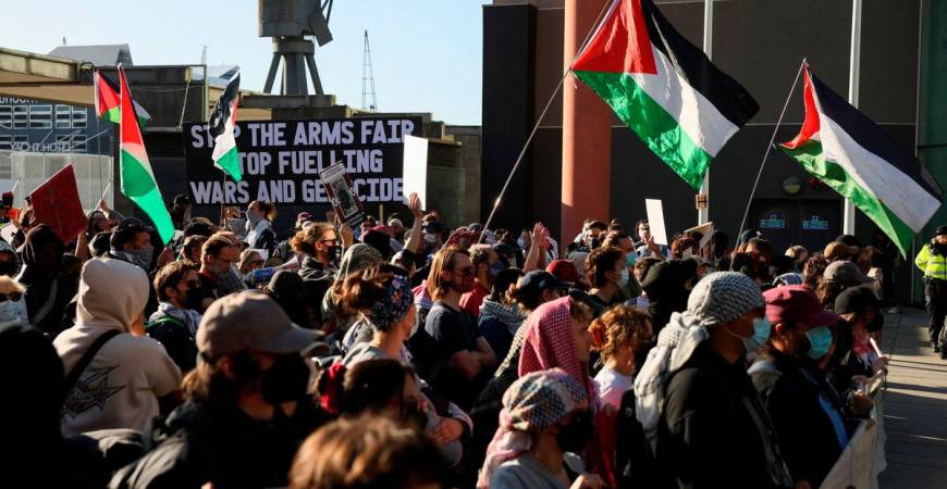Demonstrators with Palestinian flags protest against UK arms exports and Israeli weapons firms, amid the war in Gaza, outside the Defence and Security Equipment International (DSEI) arms fair in London, Britain, September 9, 2025. REUTERS/Jack Taylor