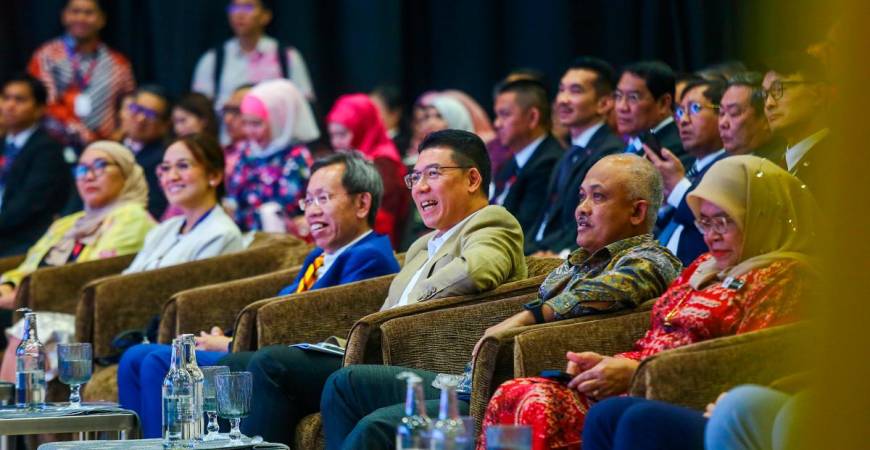 Nga (fourth from left) during the closing ceremony of the Asuf, AGMF and MGMAC 2025 at the Kuala Lumpur Convention Centre yesterday. – ADAM AMIR HAMZAH/THESUN