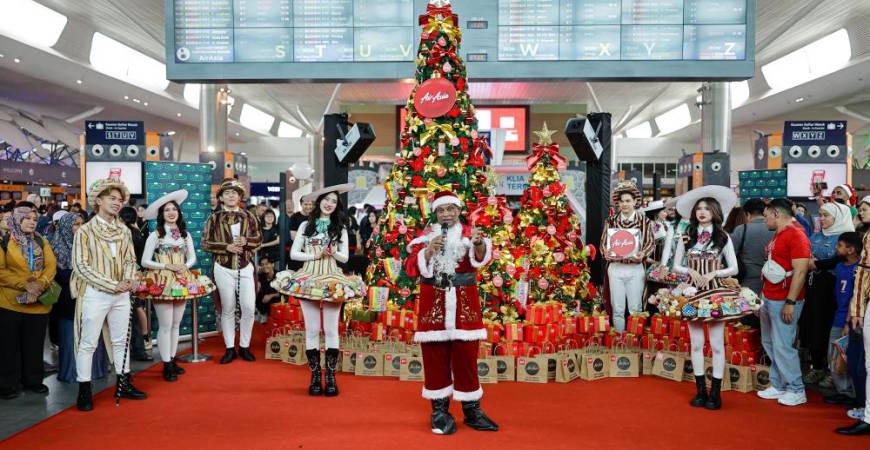 Fernandes speaking at AirAsia MOVE’s Christmas celebration at Kuala Lumpur International Airport Terminal 2 today. – Bernamapic