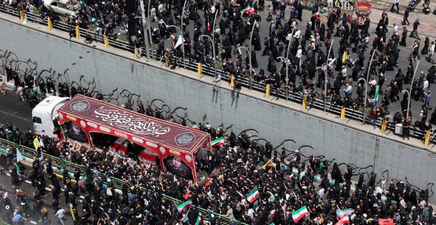 Orang ramai menghadiri perarakan pengebumian para komander tentera, saintis nuklear dan individu lain dari Iran yang terkorban dalam serangan Israel, di Tehran, Iran, pada 28 Jun 2025. - Reuters