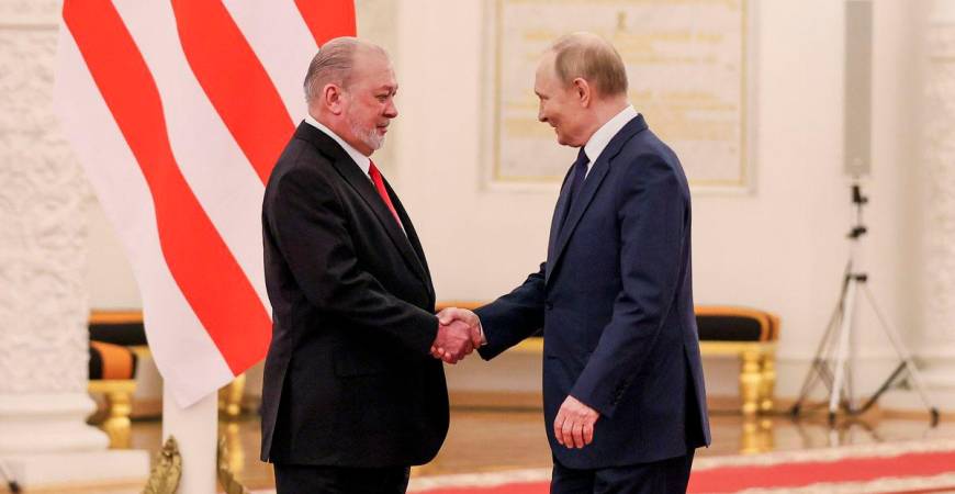 Yang di-Pertuan Agong Sultan Ibrahim berkenan bersalaman dengan Presiden Rusia Vladimir Putin pada Majlis Sambutan Negara di Grand Kremlin Palace, semalam - BERNAMA