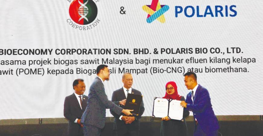 Fadillah (centre) witnessing the exchange of MoU between Mohd Khairul and Kim at the opening ceremony of the National Innovation and Creative Economy Expo 2025.