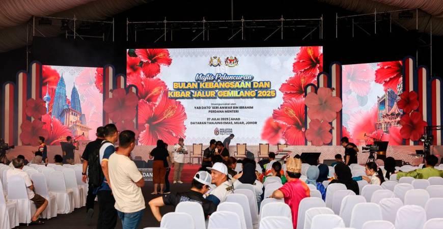Pentas utama bagi Majlis Peluncuran Bulan Kebangsaan dan Kibar Jalur Gemilang (MPBKKJG) 2025 di Dataran Tanjung Emas kini siap sepenuhnya menjelang Ahad ini - BERNAMA