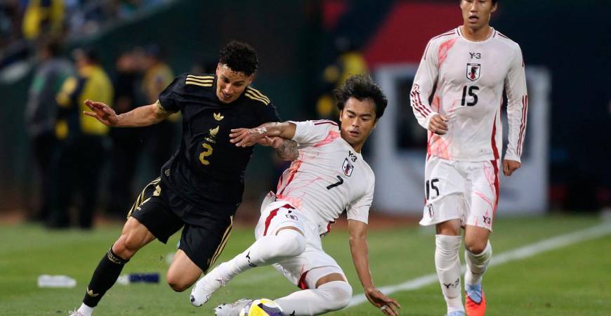 Mexico’s defender #02 Jorge Sanchez and Japan’s midfielder #07 Kaoru Mitoma fight for the ball along the sideline during the MexTour international friendly football match between Mexico and Japan. - Karl Mondon / AFP