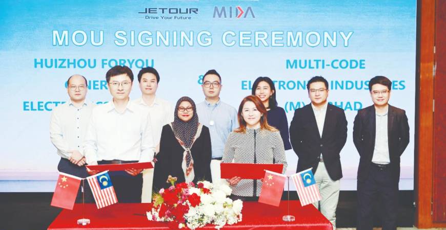 Front row: Adayo sales director Wei Song (left) and MCE Group executive director Anne Goh exchange MoU, witnessed by Mida Transportation Technology Division director Noor Suziyanti Saad (back row, third from left) and Mida Shanghai vice-consul (investment) Por Yee Yun (back row, fifth from left). Others pictured are representatives from Jetour, Adayo and MCE.