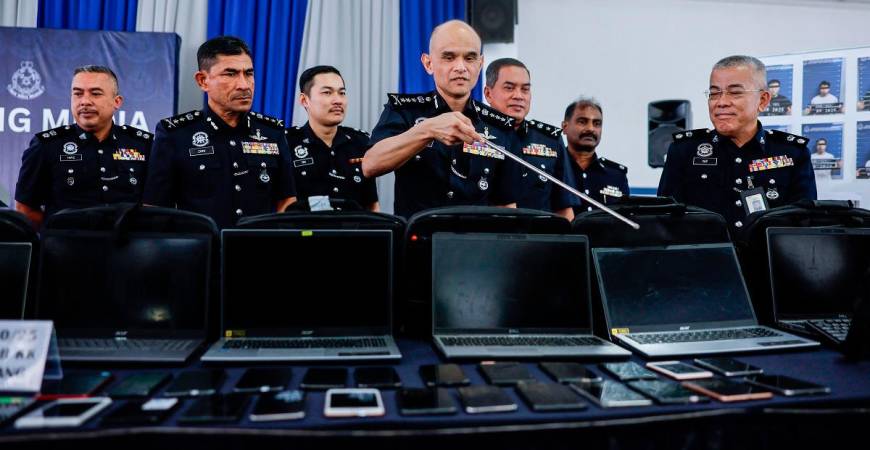 - FOTOBERNAMA