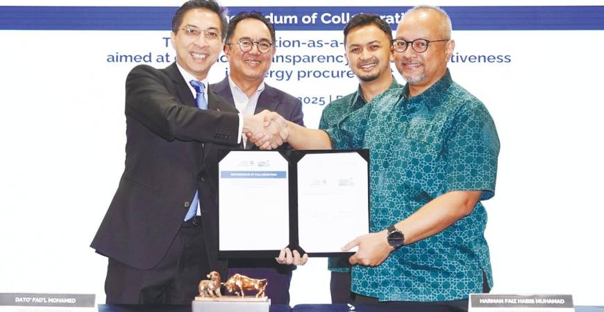 From left: Fad’l, Bursa chairman Tan Sri Abdul Farid Alias, UEM Lestra director Firdaus Hisham and Harman Faiz at the MoC signing.