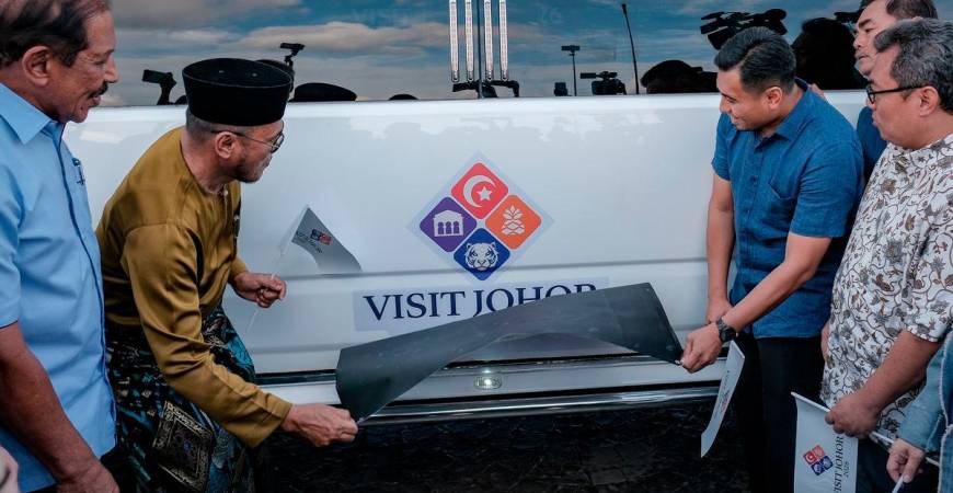 Pengarah Tourism Johor Mohammad Nazrul Abd Rahim (dua, kanan) bersama Ahli Dewan Undangan Negeri (ADUN) Kota Iskandar, Datuk Pandak Ahmad (dua, kiri) melakukan gimik Pelancaran Pelekat Promosi Tahun Melawat Johor 2026 (Visit Johor Year 2026) di pintu utama Stadium Sultan Ibrahim hari ini- BERNAMA