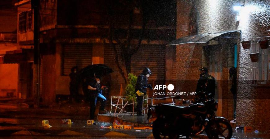 Members of the Public Prosecutor's Office look for evidences next to a crime scene where seven people were killed in an attacked by suspected gang members at a funeral home in Guatemala City on July 30, 2025. At least seven people were killed and 13 wounded in an armed attack at a funeral in Guatemala City, in an incident authorities linked to gang-related disputes, officials said. - JOHAN ORDONEZ / AFP