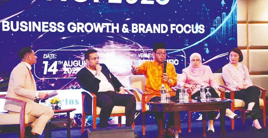 From left: Adam, Zulkifli Hasan, Zurainah Musa and Lee during the National CEO Forum 2025 in Kuala Lumpur.