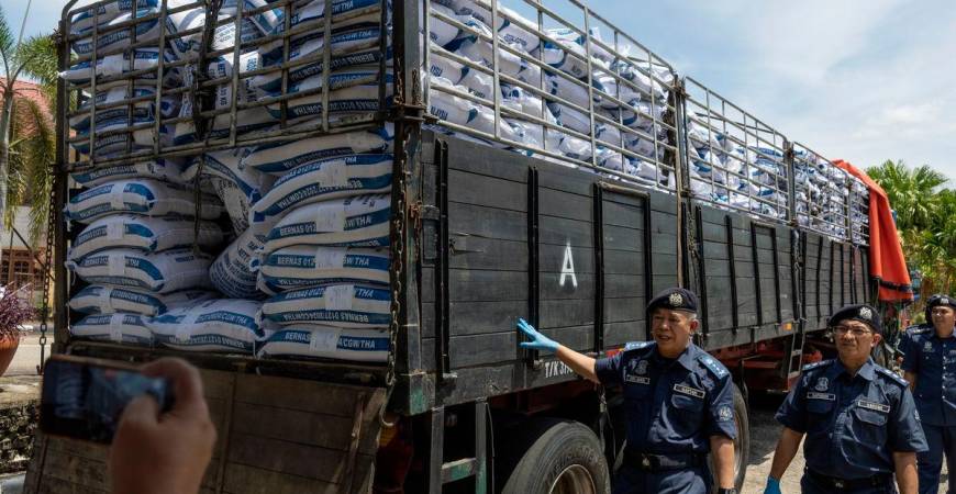 Pengarah Jabatan Kastam Diraja Malaysia (JKDM) Kelantan Wan Jamal Abdul Salam Wan Long menunjukkan beras yang dirampas dalam kejayaan menumpaskan cubaan menyeludup 173.35 tan metrik beras dari negara jiran dalam beberapa siri serbuan pada sidang media di cawangan Penguatkuasaan Jabatan Kastam Diraja Malaysia (JKDM) Rantau Panjang hari ini - fotoBERNAMA