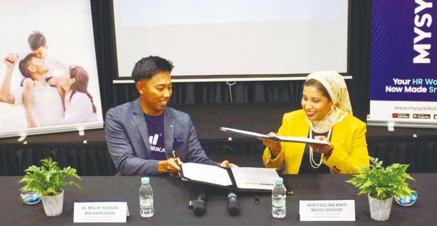 Malik and Nor Fazlina at the signing of a memorandum of understanding between Byond Tech and Maybank Trustees.