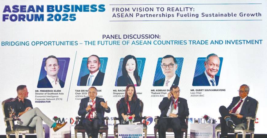 Nazir (second from left) presenting his views during a panel discussion at the Asean Business Forum 2025 in Kuala Lumpur today. – Bernamapic
