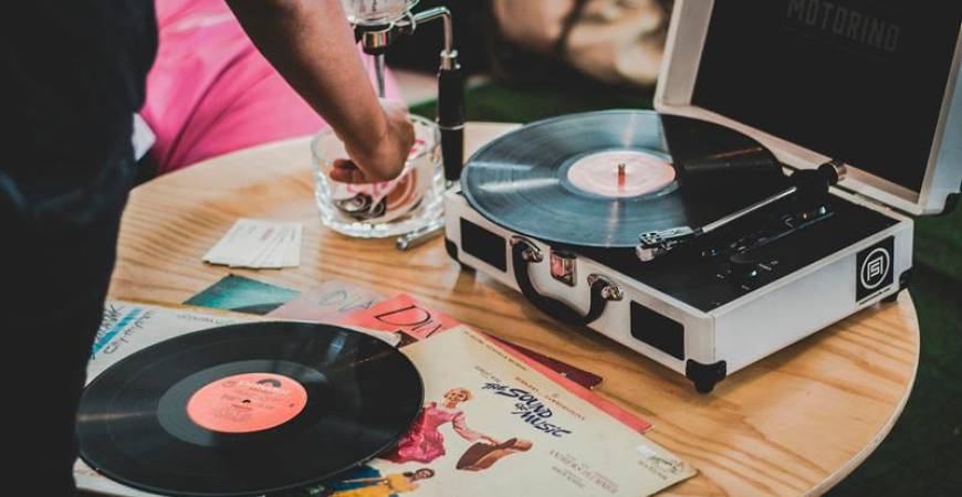 There would be little point in installing high end stylus on cheap budget turntables. – PEXELSPIC