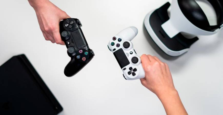 From horror gameplays to VR gameplays, check out these six gamers! - PEXELS