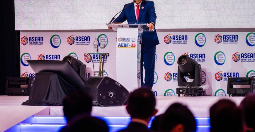 Razib delivering his speech at the opening ceremony of the Asean Energy Business Forum at the Kuala Lumpur Convention Centre today. – Bernamapic