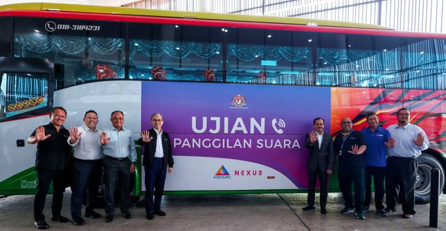 Menteri Komunikasi Datuk Fahmi Fadzil (empat, kiri) bergambar bersama Ketua Setiausaha Kementerian Komunikasi Datuk Mohamad Fauzi Md Isa (empat, kanan) serta wakil syarikat telekomunikasi sebelum memantau ujian kualiti liputan telekomunikasi menggunakan aplikasi MCMC Nexus dengan menaiki bas dari Pusat Konvensyen PICCA@Arena Butterworth ke NADI Kubang Semang hari ini. - fotoBERNAMA