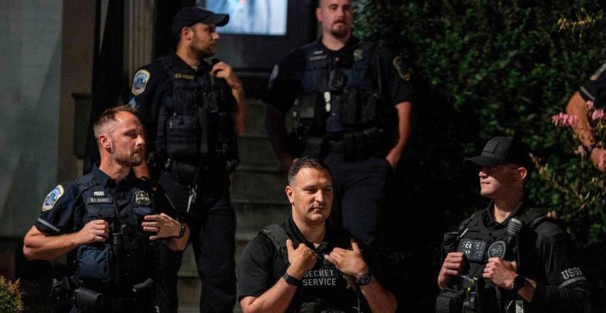 Washington DC Metro Police, Secret Service Police, FBI, HSI serve a search warrant on a home on 300 block of Sherman Ave NW on August 24, 2025 in Washington, DC. An increased presence of law enforcement has been seen throughout the nation’s capital since the Trump administration ordered in federal officers and the U.S. National Guard. Tasos Katopodis/Getty Images/AFP (Photo by TASOS KATOPODIS / GETTY IMAGES NORTH AMERICA / AFP)