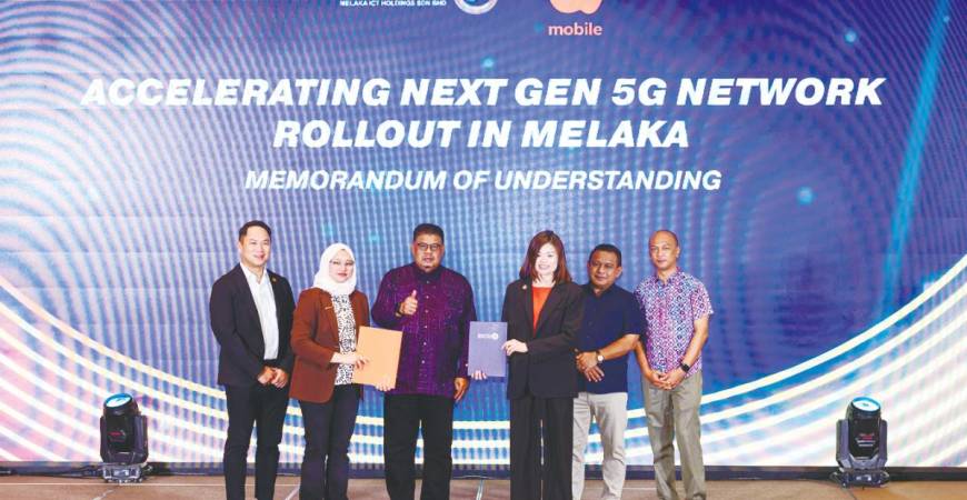 From left: Woon, Nazdiana, Ab Rauf, Chee, Azhar and Fairul Nizam at the MoU signing ceremony.