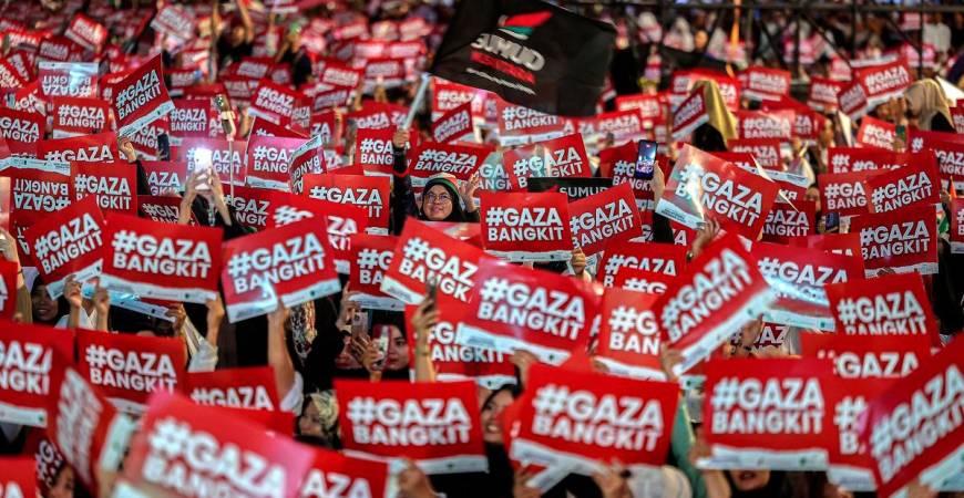 Suasana semasa orang ramai menghadiri Malam Himpunan dan Selawat Malaysiaku Bersama Gaza sempena Karnival Sumud Nusantara 2025 di Dataran Merdeka malam ini - fotoBERNAMA