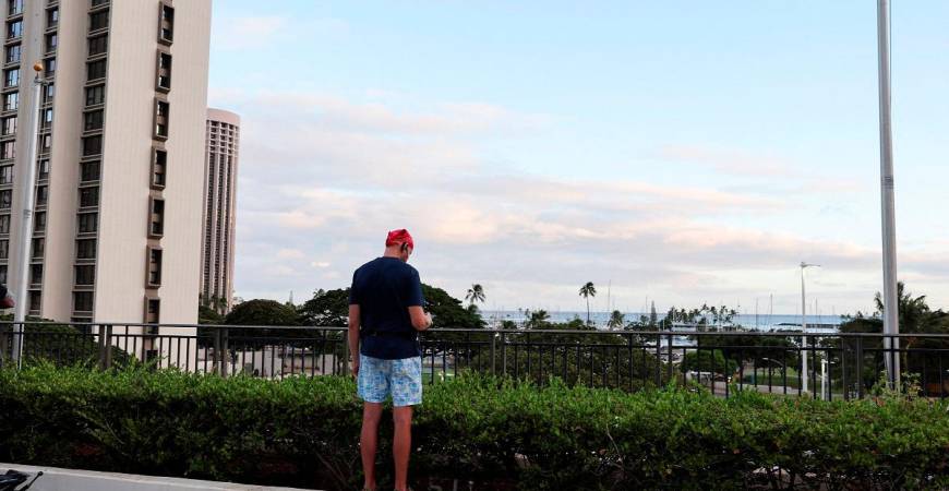 A man stands on a ledge at a shopping center looking for tsunami waves, after authorities warned residents of the possibility of destructive tsunami waves, following an earthquake which earlier struck off Russia’s Far Eastern Kamchatka Peninsula, in Honolulu, Hawaii, U.S. July 29, 2025. - REUTERS/Marco Garcia