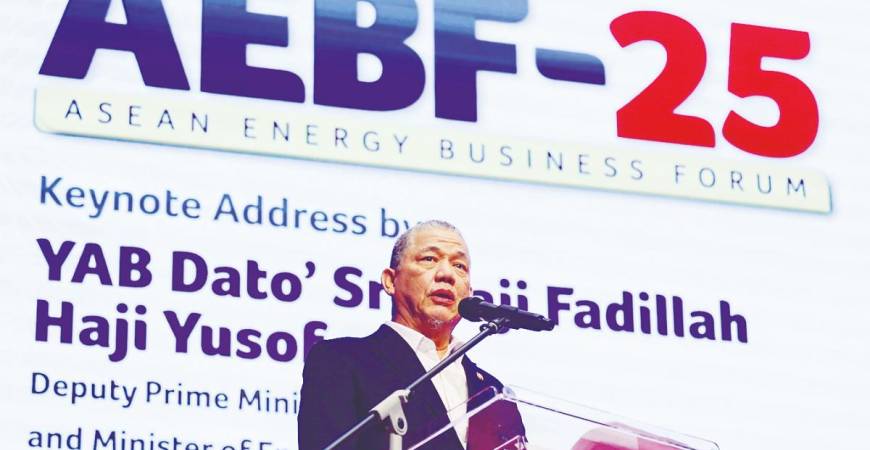 Fadillah delivering his keynote address at the launch of Asean Energy Business Forum 2025 at the Kuala Lumpur Conventional Centre today. – Bernamapic