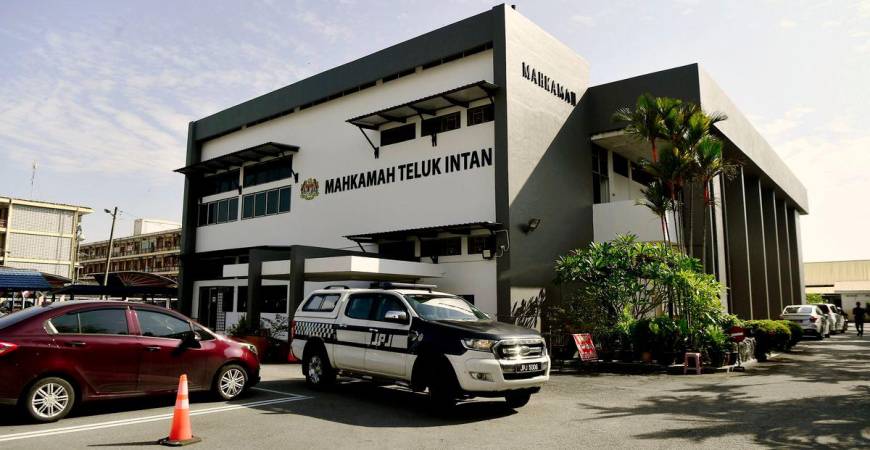 Mahkamah Majistret di sini hari ini mengeluarkan waran tangkap terhadap pemilik syarikat lori yang terbabit dalam kemalangan dengan trak Pasukan Simpanan Persekutuan (FRU) hingga sembilan anggota maut pada 13 Mei lepas. - fotoBERNAMA