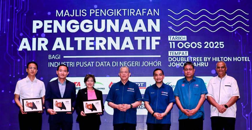 Deputy Prime Minister Datuk Seri Fadillah Yusof (center) poses with recipients of the Data Center Industry Recognition Certificate at the Johor State Data Center Industry Alternative Water Use Recognition Ceremony at Double Tree by Hilton Hotel today. - BERNAMA