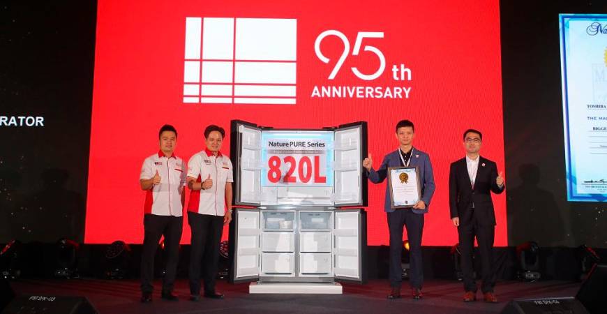 Yang (second from right) and Toshiba Lifestyle Asia Pacific regional president Zeal Jiang (right) launching Malaysia’s biggest-capacity refrigerator, certified by the Malaysia Book of Records.