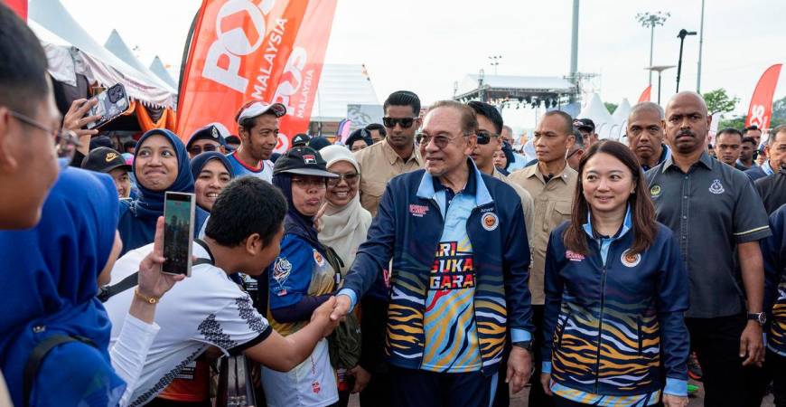 Perdana Menteri Datuk Seri Anwar Ibrahim beramah mesra dengan para pengunjung ketika hadir bagi merasmikan Hari Sukan Negara (HSN) Peringkat Kebangsaan 2025 di Bulatan Sultan Azlan Shah, Meru Raya hari ini.Turut hadir Menteri Belia dan Sukan Hannah Yeoh. - BERNAMA