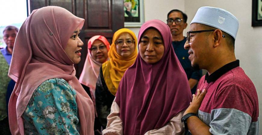 Education Minister Fadhlina Sidek (left) extends her condolences to Khairol Rizal Mustafar (right) and Norfazila Md Lajin (second from right), the parents of pupil Abdul Fatah Khairol Rizal, at their residence in Kampung Masjid today. Media previously reported that the victim, Abdul Fatah Khairol Rizal, a Year Three pupil, passed away after falling into a drainage culvert at a school in Lenggeng yesterday morning. – BERNAMA