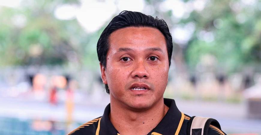 National diving camp coach Nor Aznizal Najib speaking at a press conference at the National Aquatic Centre recently. – BERNAMA