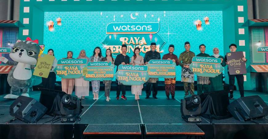 Hoh (sixth from left) and Loh (centre) launching the campaign, featuring a Raya brand film that promotes the spirit of togetherness with stars.